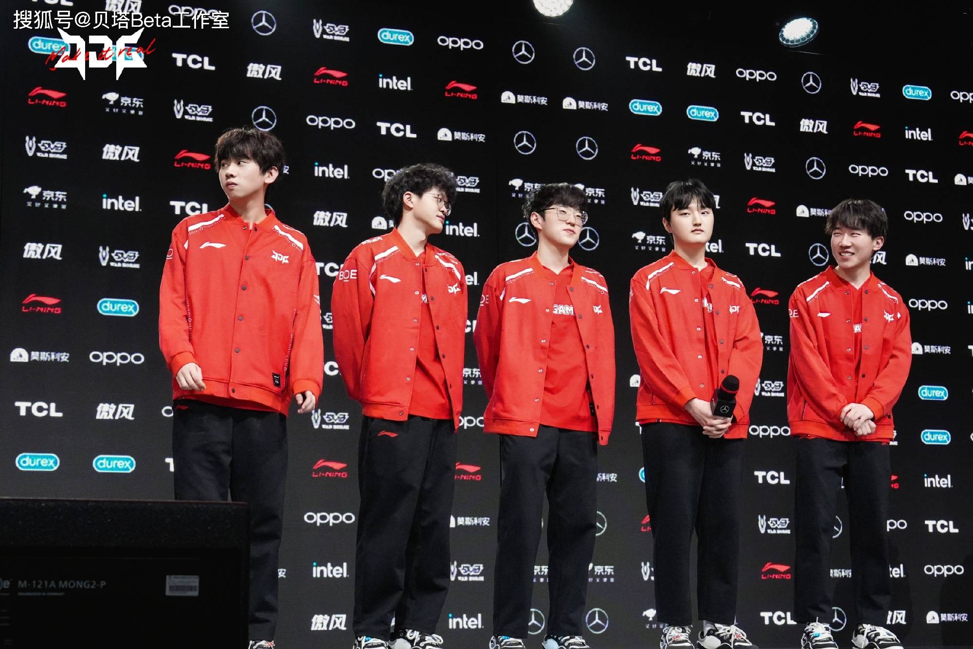 JDG轻取100T，Deft关键团战开团秒人激烈交锋小组赛，留下经典瞬间的简单介绍