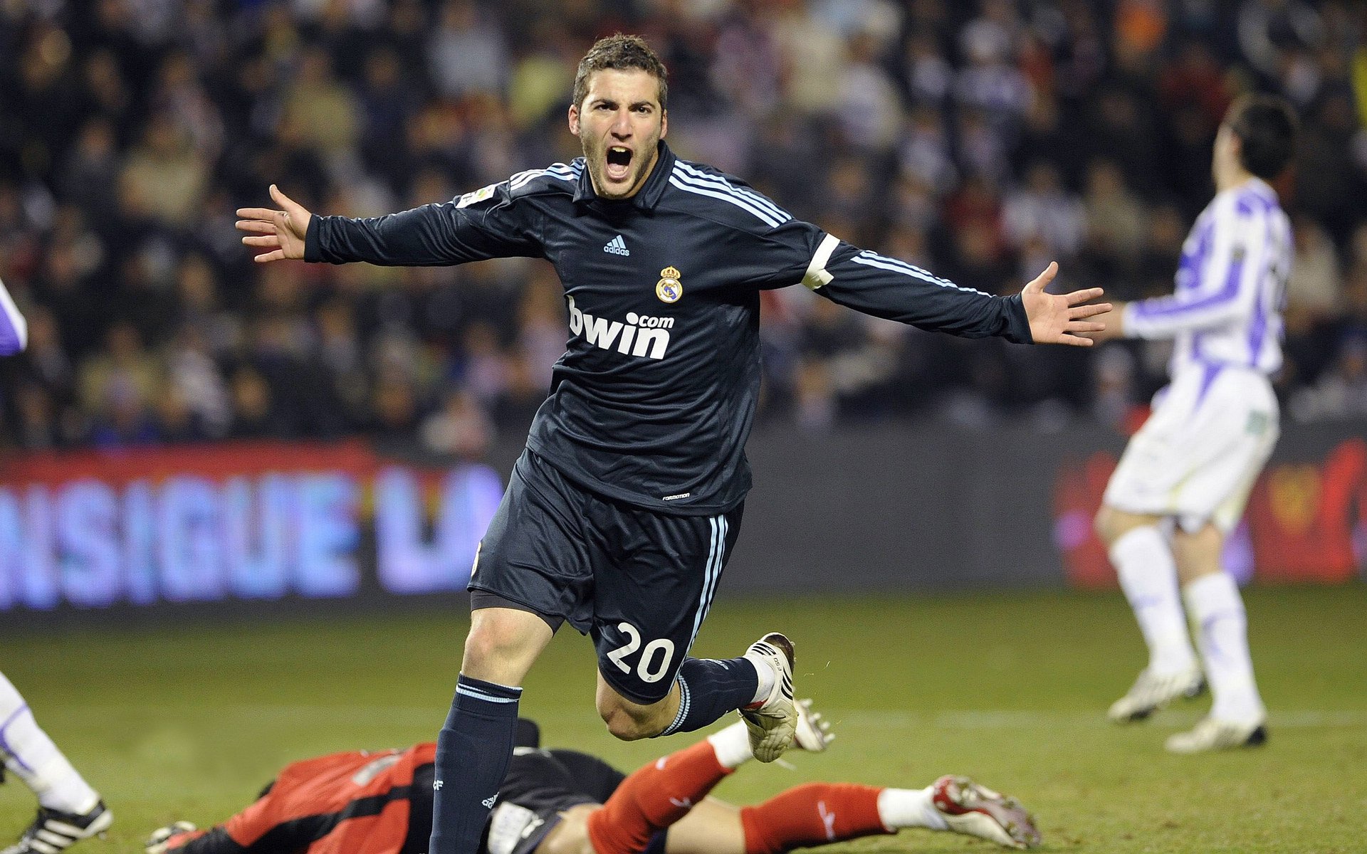 苏亚雷斯梦回巅峰！英格兰硬仗险胜雷恩，战术博弈暗藏玄机